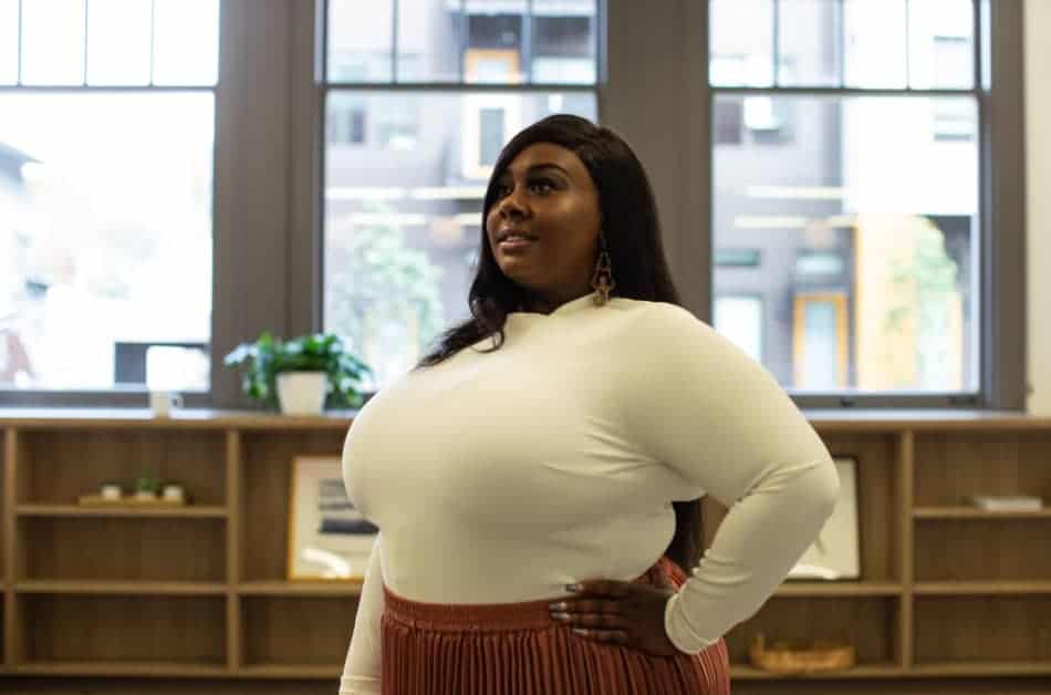 using shapewear to hide a big belly for plus size women