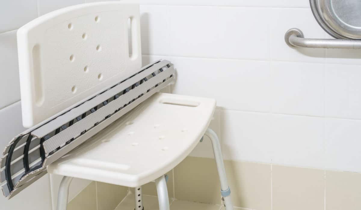 3 Best Shower Chairs For Obese People (From A Fat Guy)